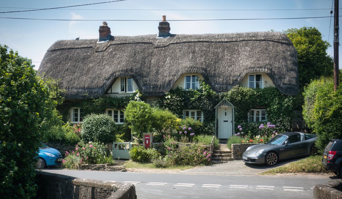 Understanding Regional Dialect Words in British Folk Songs
